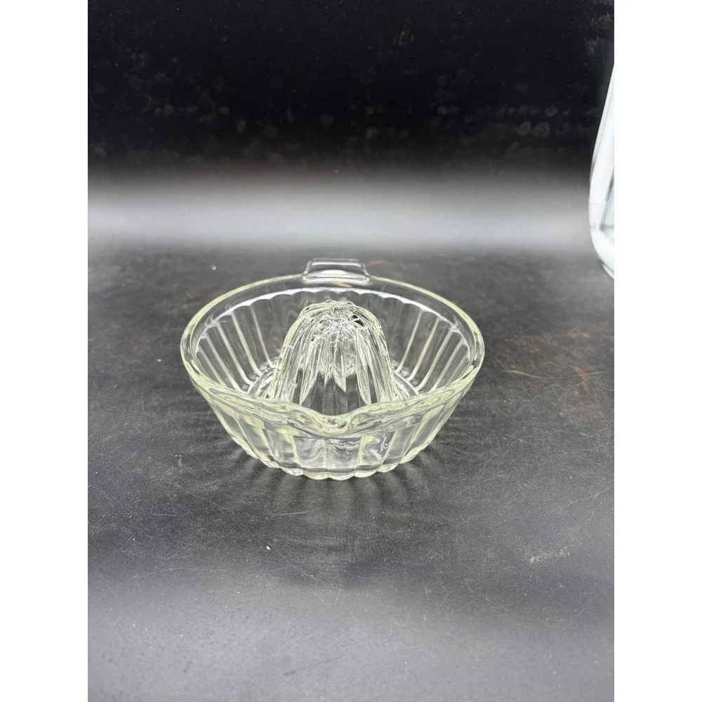 Vintage Clear‎ Glass Citrus Juicer Reamer Ribbed Bowl with Spout and Handle